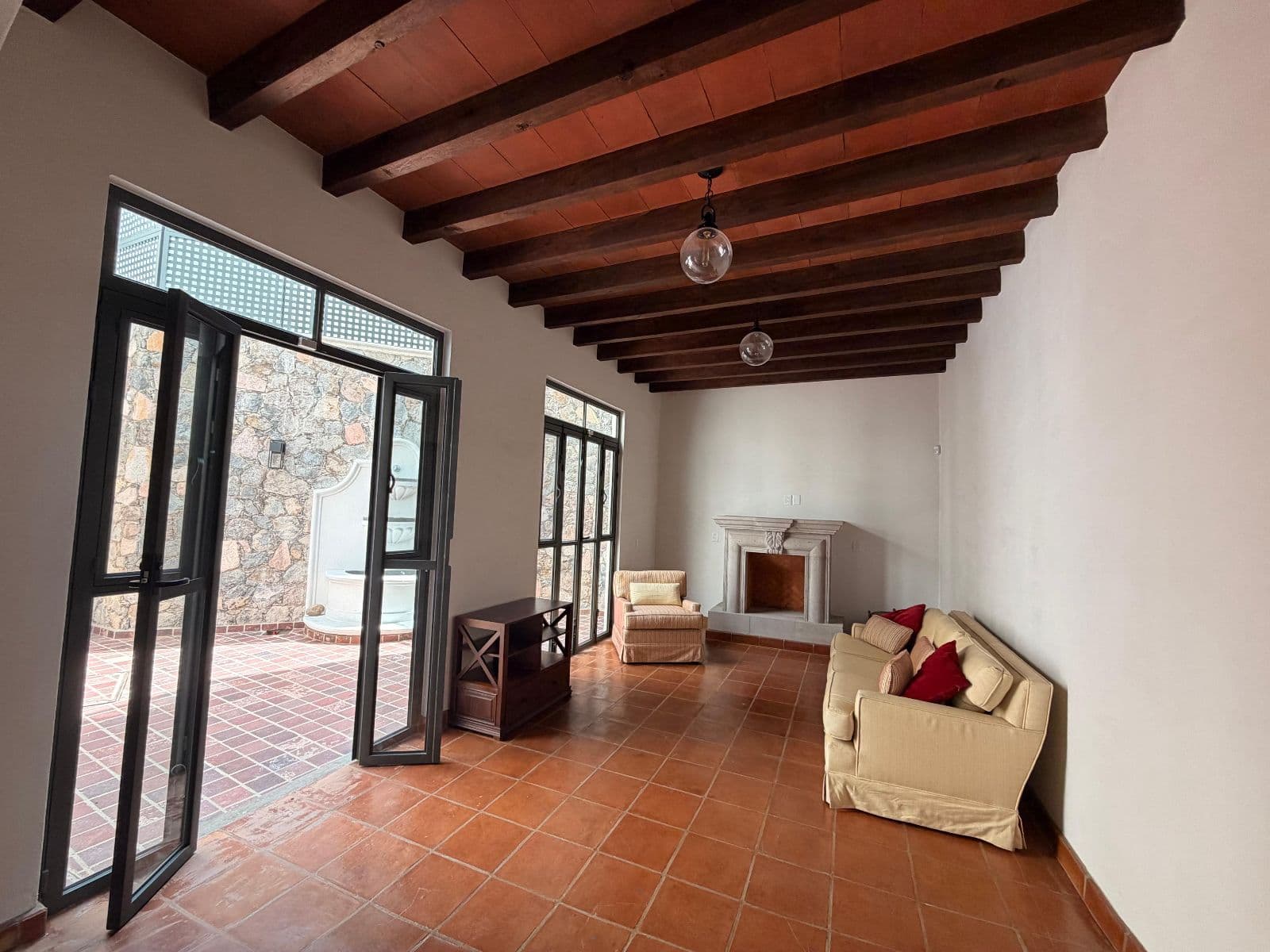 CASA VEINTIOCHO DE ABRIL, photo 1 of 7