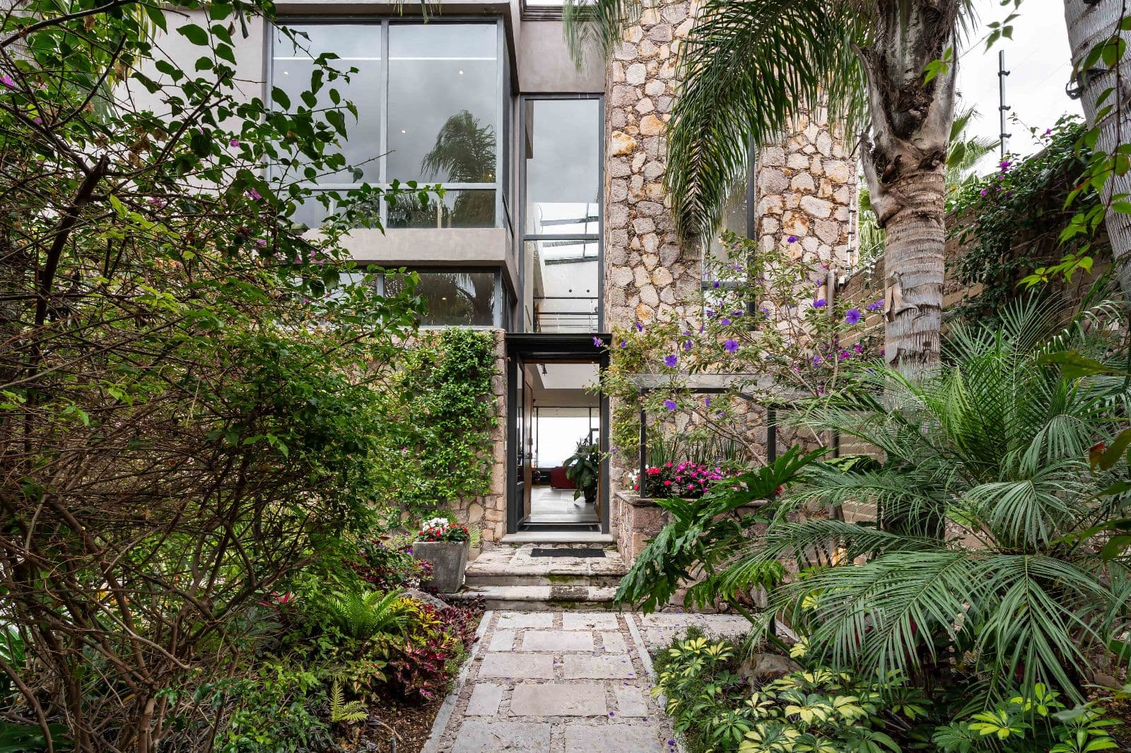Casa Iluminada, photo 1 of 25